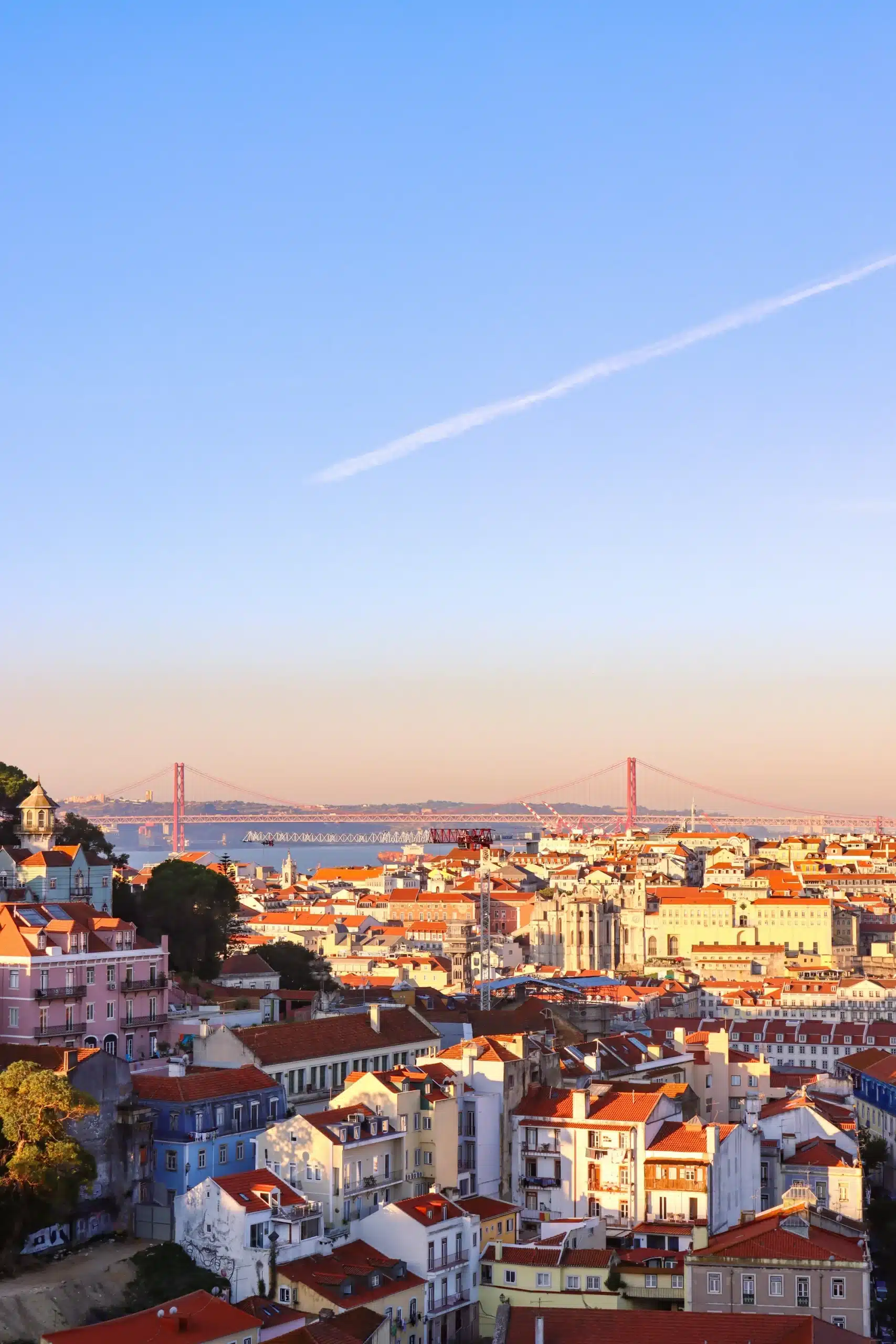 Telhados de Lisboa, rio Tejo e Ponte 25 de Abril
