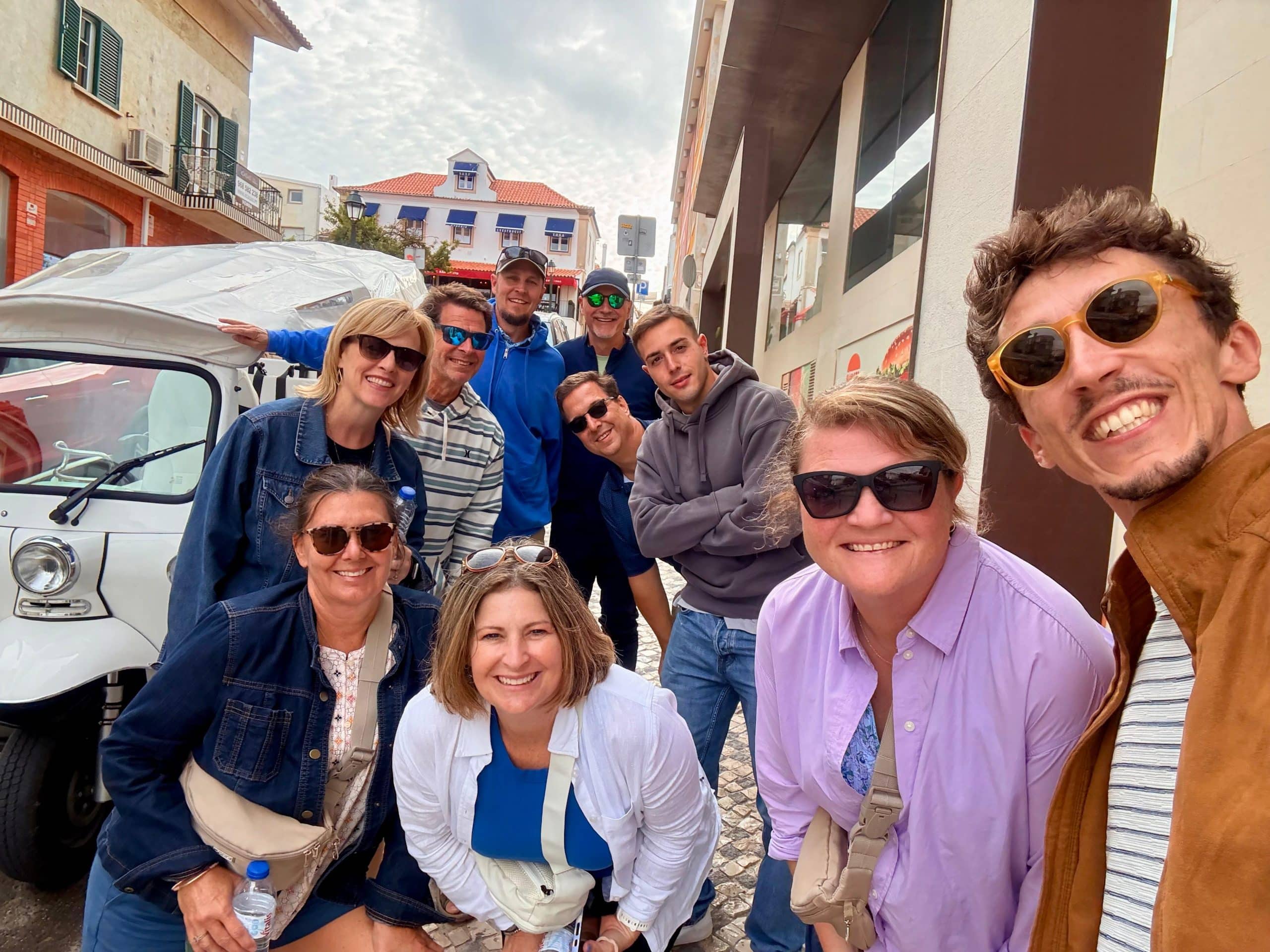 Um guia e um grupo de visitantes apreciando sua visita juntos.